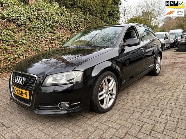 Zwart Occasion 2012 Audi A3 Sportback Attraction Hatchback | € 2.450 (Super prijs) - Afbeelding 1/4
