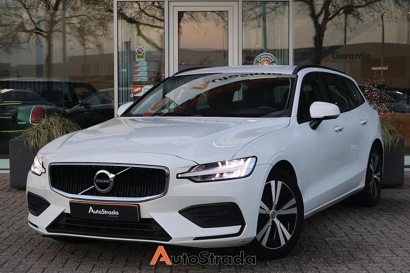 Wit Gebruikt 2020 Volvo V60 Momentum Stationwagen | € 24.700 (Super prijs) - Afbeelding 1/4