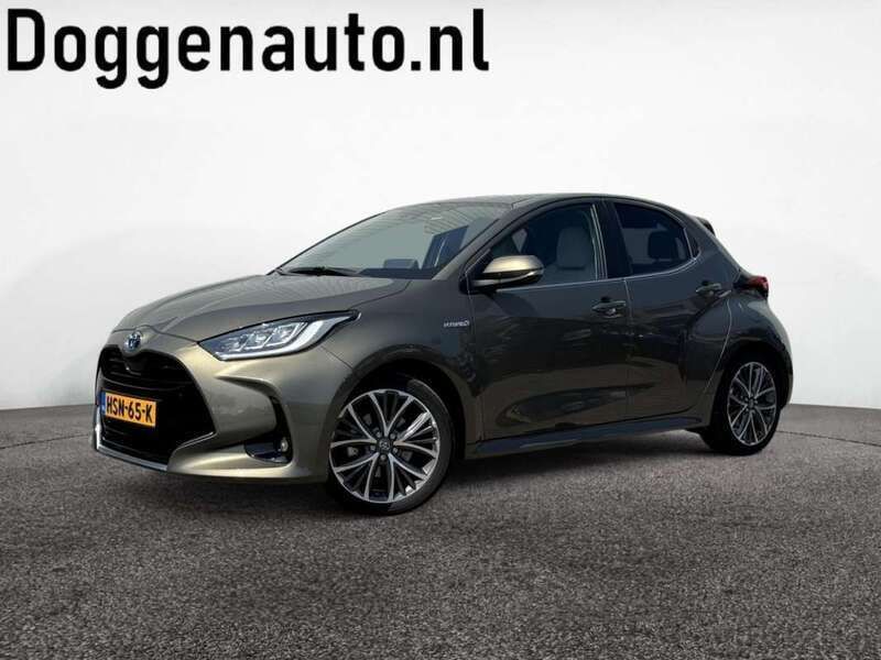 Grijs Gebruikt 2021 Toyota Yaris Hybrid Executive Hatchback | € 21.440 (Goede deal) - Afbeelding 1/4