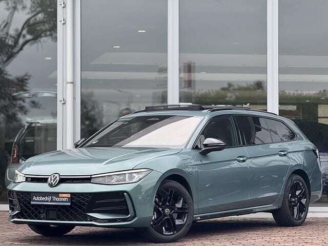 Groen Gebruikt 2025 VW Passat R-line Edition Stationwagen | € 52.900 - Afbeelding 1/4
