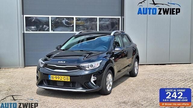 Zwart Gebruikt 2021 Kia Stonic Comfort SUV | € 14.950 (Eerlijke prijs) - Afbeelding 1/4
