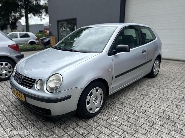 Grijs Gebruikt 2002 VW Polo Hatchback | € 995 (Goede deal) - Afbeelding 1/4