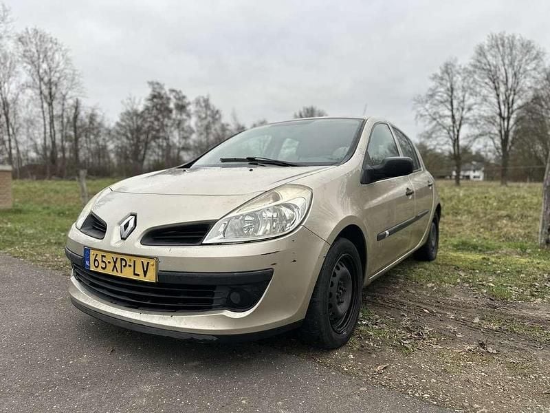 Beige Occasion 2007 Renault Clio II Hatchback | € 1.650 (Goede deal) - Afbeelding 1/4