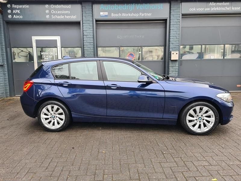 Blauw (metallic) Occasion 2015 BMW 118 Hatchback | € 15.145 (Eerlijke prijs) - Afbeelding 1/4