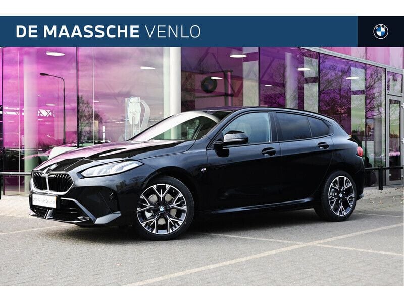 Saphirschwarz Gebruikt 2025 BMW 120 M Sport Hatchback | € 39.950 (Super prijs) - Afbeelding 1/4