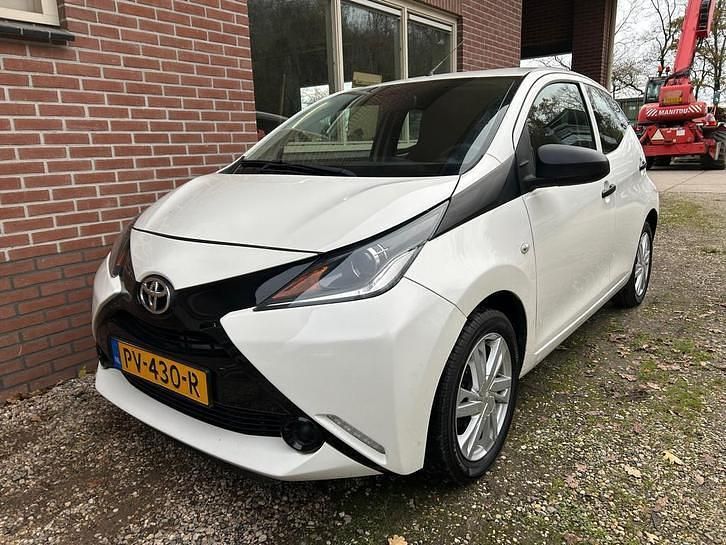 Wit Gebruikt 2017 Toyota Aygo Hatchback | € 7.495 (Goede deal) - Afbeelding 1/4