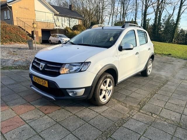 Wit Gebruikt 2015 Dacia Sandero Lauréate Hatchback | € 5.700 (Eerlijke prijs) - Afbeelding 1/4
