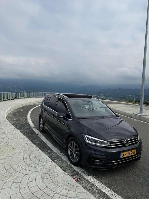 Grijs Gebruikt 2018 VW Touran R MPV | € 26.500 (Iets duurder) - Afbeelding 1/4
