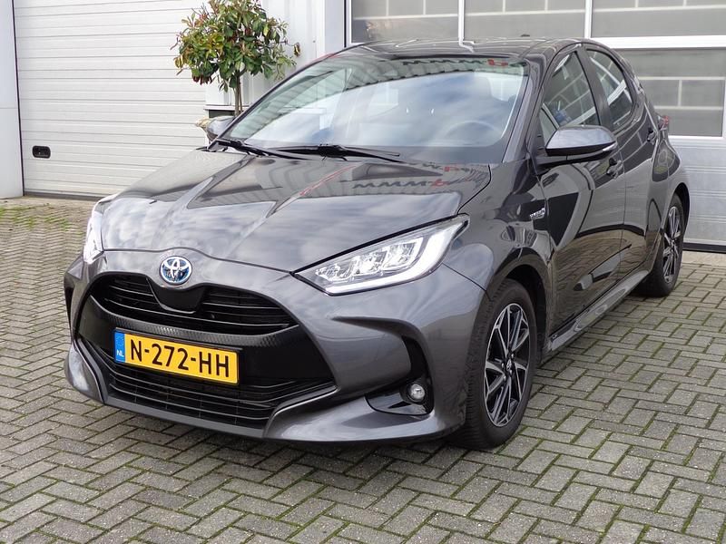 Grijs Gebruikt 2021 Toyota Yaris Hatchback | € 18.900 (Eerlijke prijs) - Afbeelding 1/4