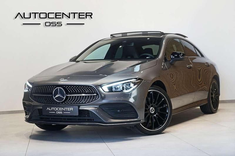 Grijs Gebruikt 2021 Mercedes CLA250e Night Sedan | € 32.945 (Eerlijke prijs) - Afbeelding 1/4
