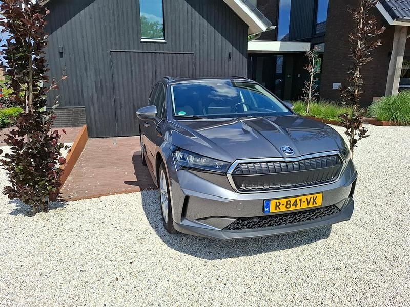 Grijs (metallic) Gebruikt 2023 Skoda Enyaq iV SUV | € 26.750 (Eerlijke prijs) - Afbeelding 1/4