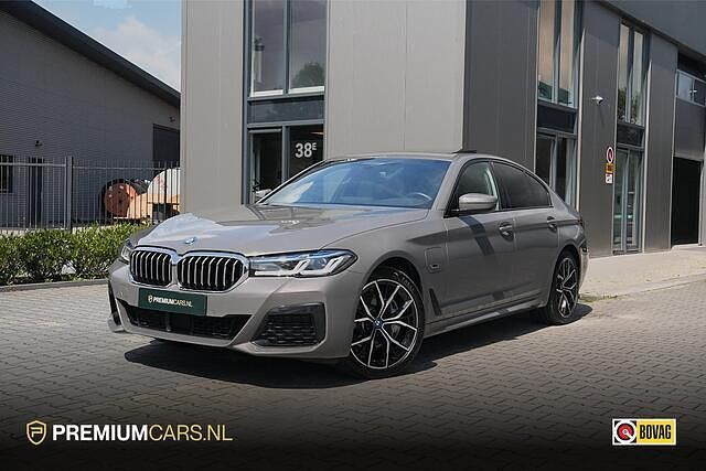Grijs, metallic lak Gebruikt 2022 BMW 545e Comfort Edition Sedan | € 49.950 - Afbeelding 1/4