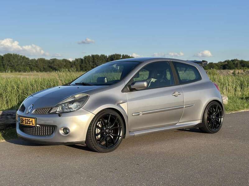 Grijs Gebruikt 2006 Renault Clio R.S. R.S. Hatchback | € 8.499 (Eerlijke prijs) - Afbeelding 1/4