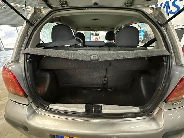 Occasion Toyota Yaris 65 PK (47 kW) 2004 Grijs Hatchback