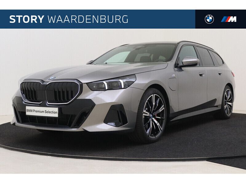 Oxidgrau Gebruikt 2025 BMW 530e M Sport Stationwagen | € 86.495 - Afbeelding 1/4