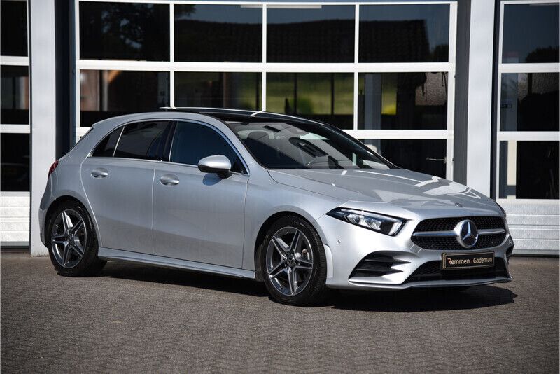 Zilver, metallic lak Gebruikt 2018 Mercedes A200 AMG line Hatchback | € 25.850 (Eerlijke prijs) - Afbeelding 1/4