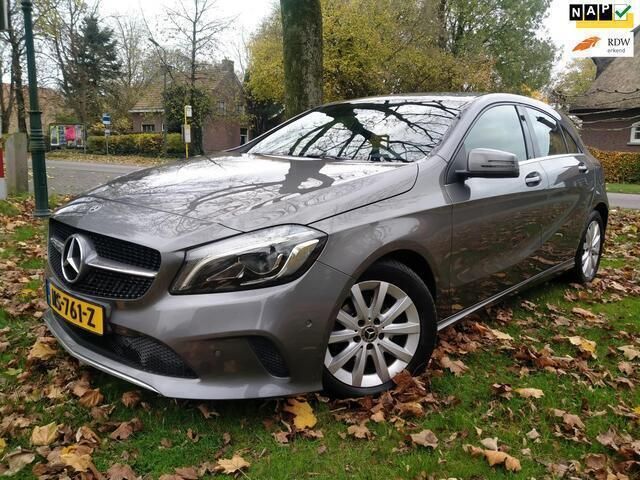 Grijs Gebruikt 2017 Mercedes A180 Business Hatchback | € 10.950 (Super prijs) - Afbeelding 1/4