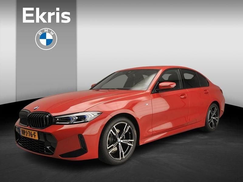 Rood, metallic lak Occasion 2024 BMW 320 M Sport Sedan | € 42.900 (Goede deal) - Afbeelding 1/4