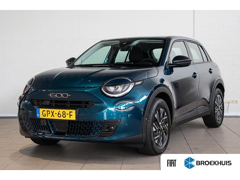 Blauw, metallic lak Gebruikt 2024 Fiat 600 Urban SUV | € 26.895 (Eerlijke prijs) - Afbeelding 1/4
