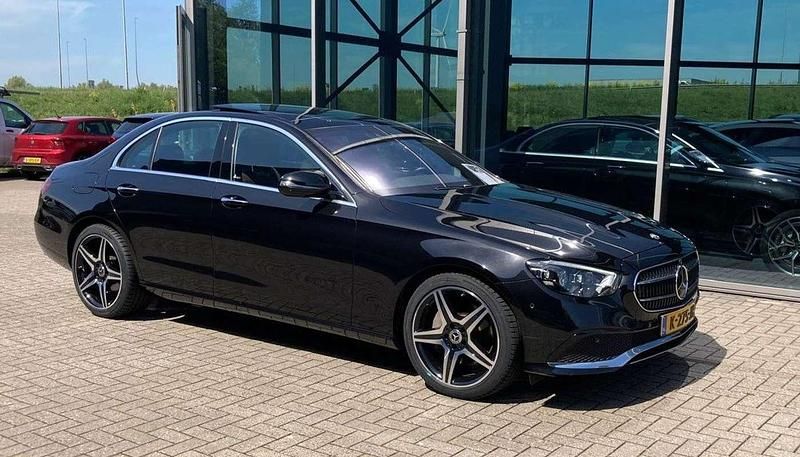 Zwart Gebruikt 2021 Mercedes E300 Sedan | € 44.950 (Eerlijke prijs) - Afbeelding 1/4