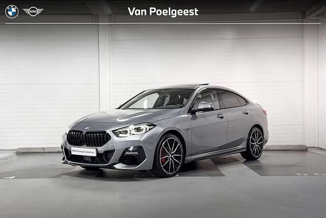 Skyscraper grey metallic (grijs metallic) Gebruikt 2024 BMW 220 M Sport Coupé | € 40.900 (Eerlijke prijs) - Afbeelding 1/4