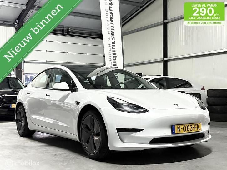 Wit (metallic) Gebruikt 2021 Tesla Model 3 Standard Range Sedan | € 21.695 (Eerlijke prijs) - Afbeelding 1/4