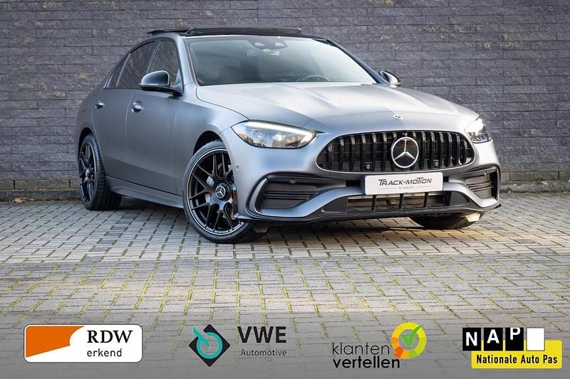 Grijs Occasion 2022 Mercedes C300e AMG line Sedan | € 49.950 (Duur) - Afbeelding 1/4