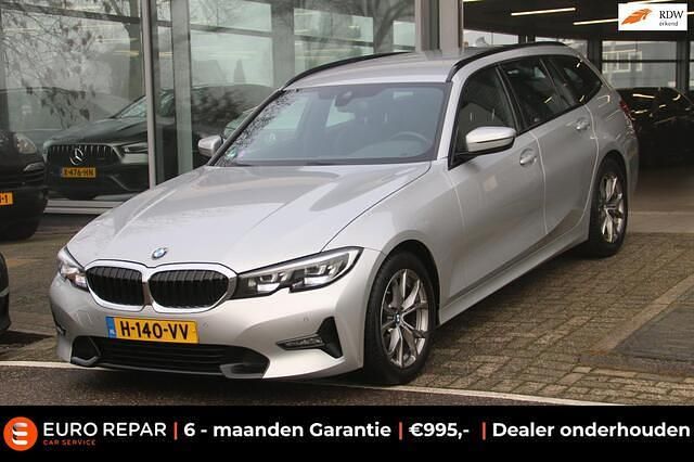 Grijs Occasion 2020 BMW 318 Executive Stationwagen | € 25.995 (Eerlijke prijs) - Afbeelding 1/4