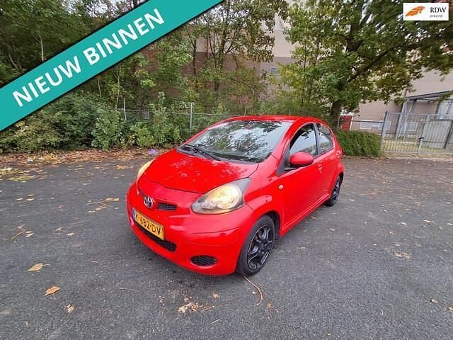 Rood Gebruikt 2009 Toyota Aygo Hatchback | € 1.499 (Goede deal) - Afbeelding 1/4