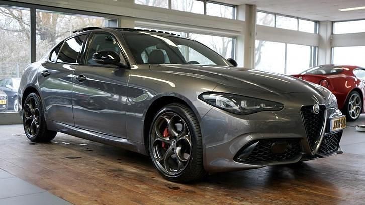 Grijs Occasion 2023 Alfa Romeo Giulia Veloce Sedan | € 54.950 (Iets duurder) - Afbeelding 1/4