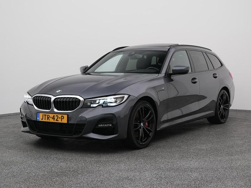 Grijs Occasion 2021 BMW 330e Executive Stationwagen | € 29.750 (Goede deal) - Afbeelding 1/4