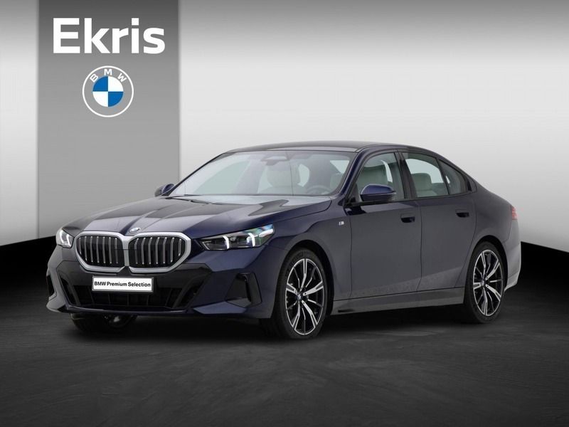 Blauw Gebruikt 2023 BMW 520 Comfort Edition Sedan | € 59.950 - Afbeelding 1/4