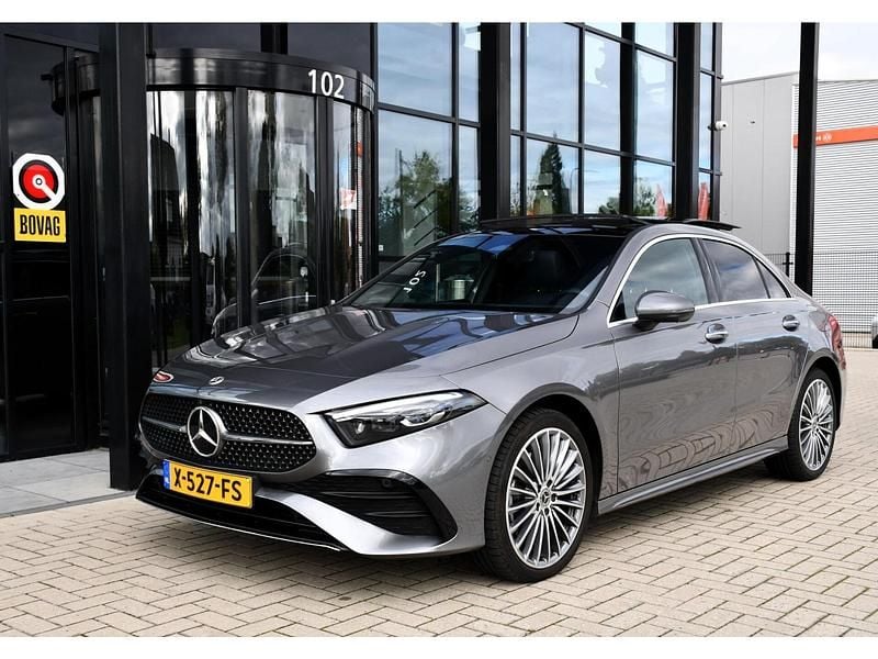 Grijs Gebruikt 2023 Mercedes A250 AMG line Sedan | € 37.850 (Iets duurder) - Afbeelding 1/4