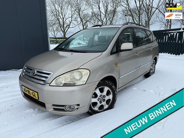 Beige Occasion 2003 Toyota Avensis Verso Sol MPV | € 3.600 (Eerlijke prijs) - Afbeelding 1/4