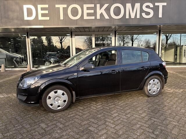 Zwart Occasion 2004 Opel Astra Enjoy Hatchback | € 1.950 (Eerlijke prijs) - Afbeelding 1/4