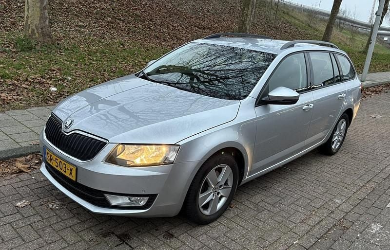 Grijs (metallic) Occasion 2014 Skoda Octavia Ambition Stationwagen | € 6.450 (Goede deal) - Afbeelding 1/4