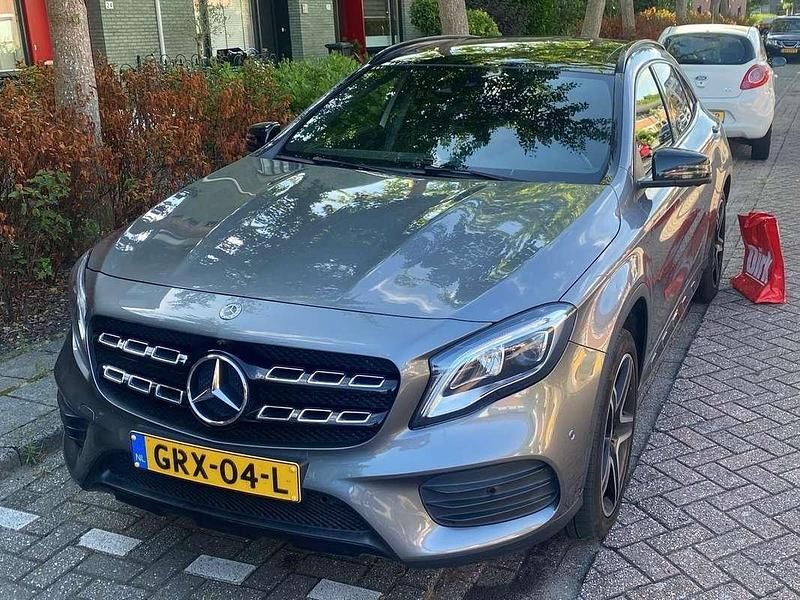 Zilver Occasion 2018 Mercedes GLA250 Premium Plus SUV | € 26.500 - Afbeelding 1/4