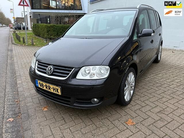 Zwart Occasion 2005 VW Touran Highline MPV | € 2.750 (Iets duurder) - Afbeelding 1/4
