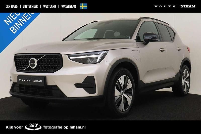 Roze Gebruikt 2023 Volvo XC40 Plus SUV | € 39.290 (Iets duurder) - Afbeelding 1/4