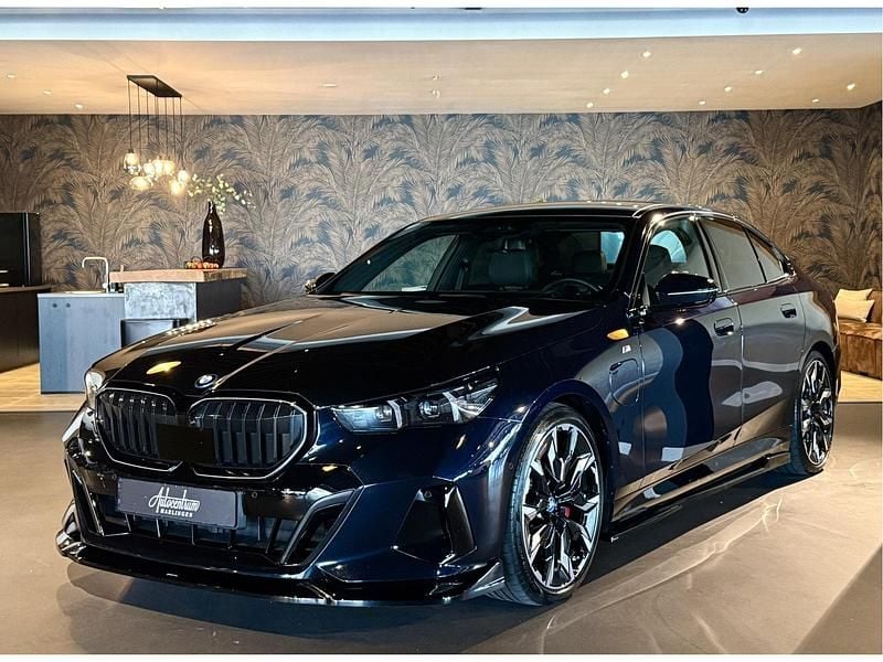 Zwart Occasion 2024 BMW 530 Sedan | € 63.950 - Afbeelding 1/4