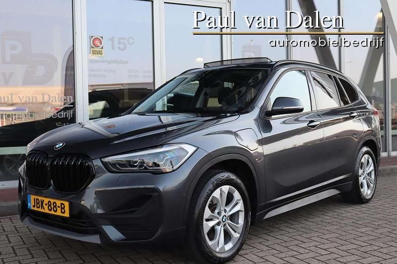 Grijs, metallic lak Gebruikt 2021 BMW X1 SUV | € 26.750 (Goede deal) - Afbeelding 1/4