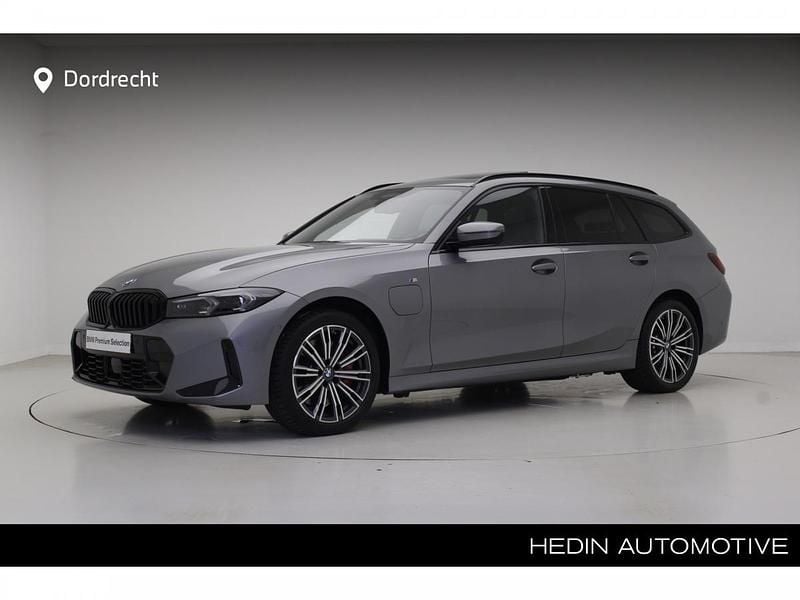 Skyscraper grey metallic (grijs metallic) Gebruikt 2024 BMW 330e Comfort Edition Stationwagen | € 59.895 (Duur) - Afbeelding 1/1