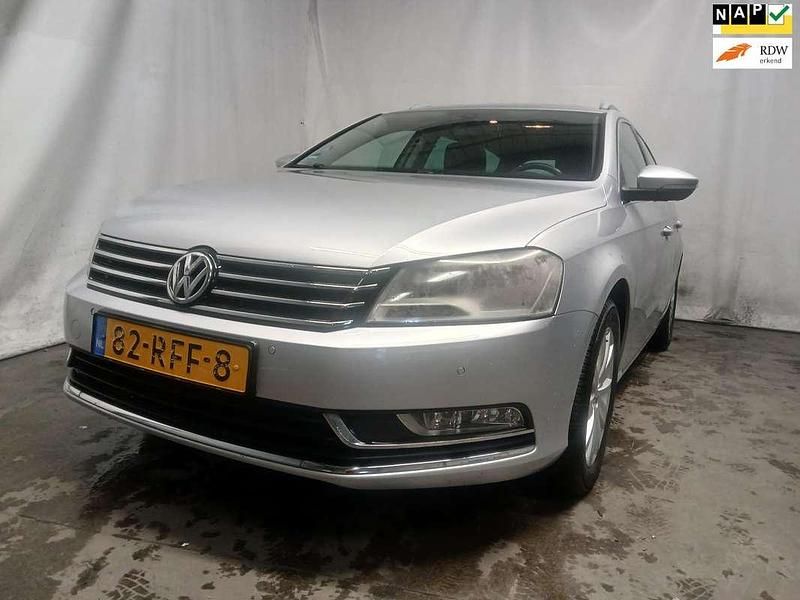 Grijs Occasion 2011 VW Passat Comfortline Stationwagen | € 2.795 (Super prijs) - Afbeelding 1/4