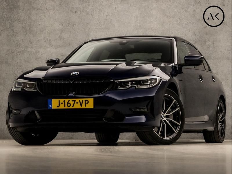 Blauw, metallic lak Gebruikt 2020 BMW 330 Sport Line Sedan | € 29.945 (Super prijs) - Afbeelding 1/4