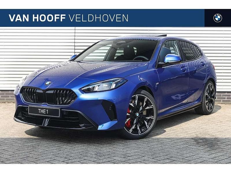 M portimao blau Nieuw 2025 BMW 120 M Sport Hatchback | € 54.163 (Eerlijke prijs) - Afbeelding 1/4