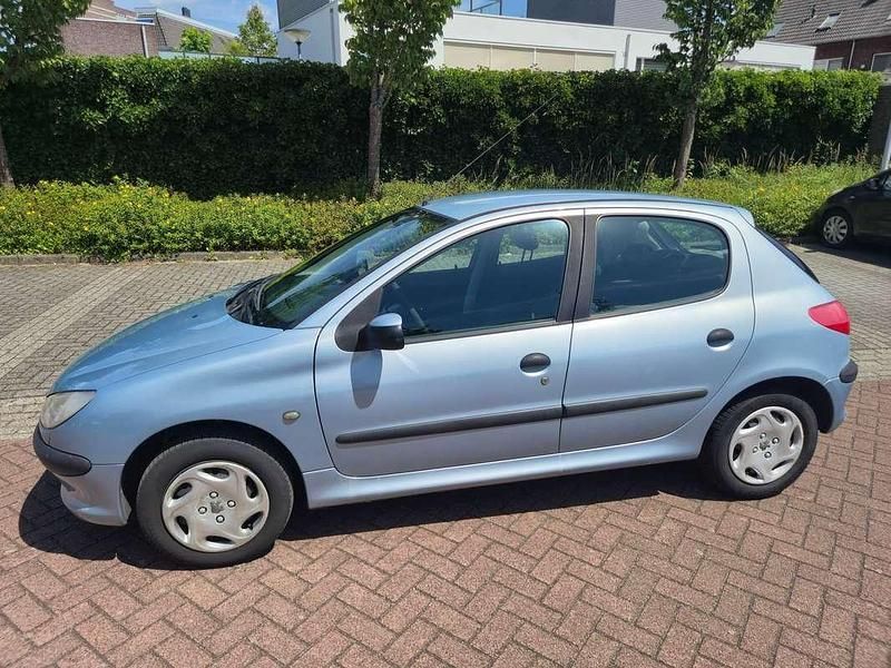 Grijs Gebruikt 2002 Peugeot 206 Hatchback | € 1.750 (Iets duurder) - Afbeelding 1/4