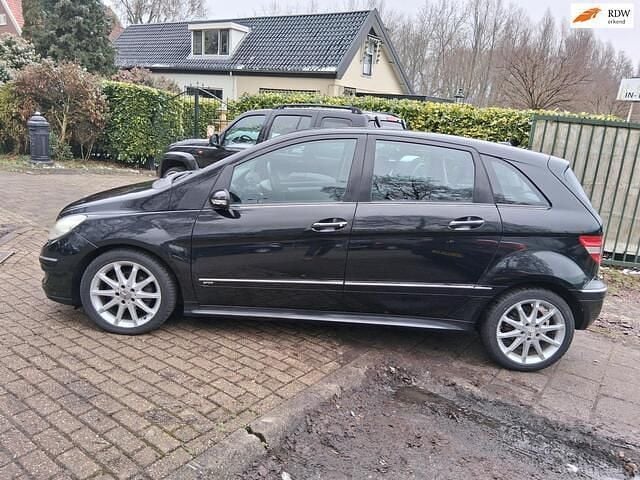 Zwart (metallic) Occasion 2007 Mercedes B170 MPV | € 2.499 (Super prijs) - Afbeelding 1/4