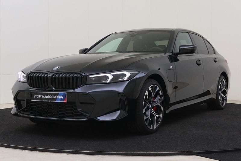 Zwart Nieuw 2025 BMW 330e M Sport Sedan | € 67.814 (Goede deal) - Afbeelding 1/4