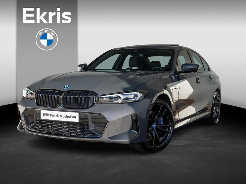 Grijs (metallic) Occasion 2024 BMW 320e M Sport Sedan | € 43.400 (Eerlijke prijs) - Afbeelding 1/4