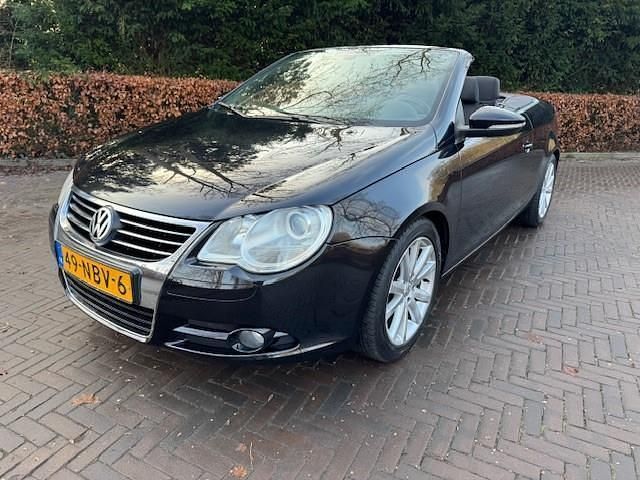 Zwart Occasion 2010 VW Eos Highline Cabriolet | € 4.900 (Eerlijke prijs) - Afbeelding 1/4